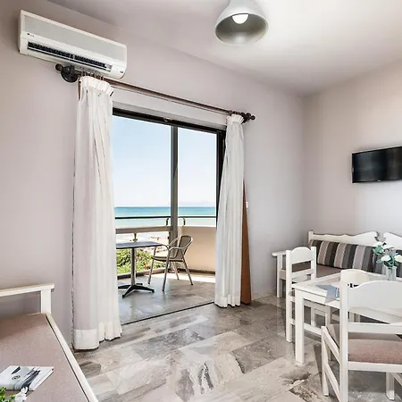 Lia Beachfront Lejlighedshotel 2*